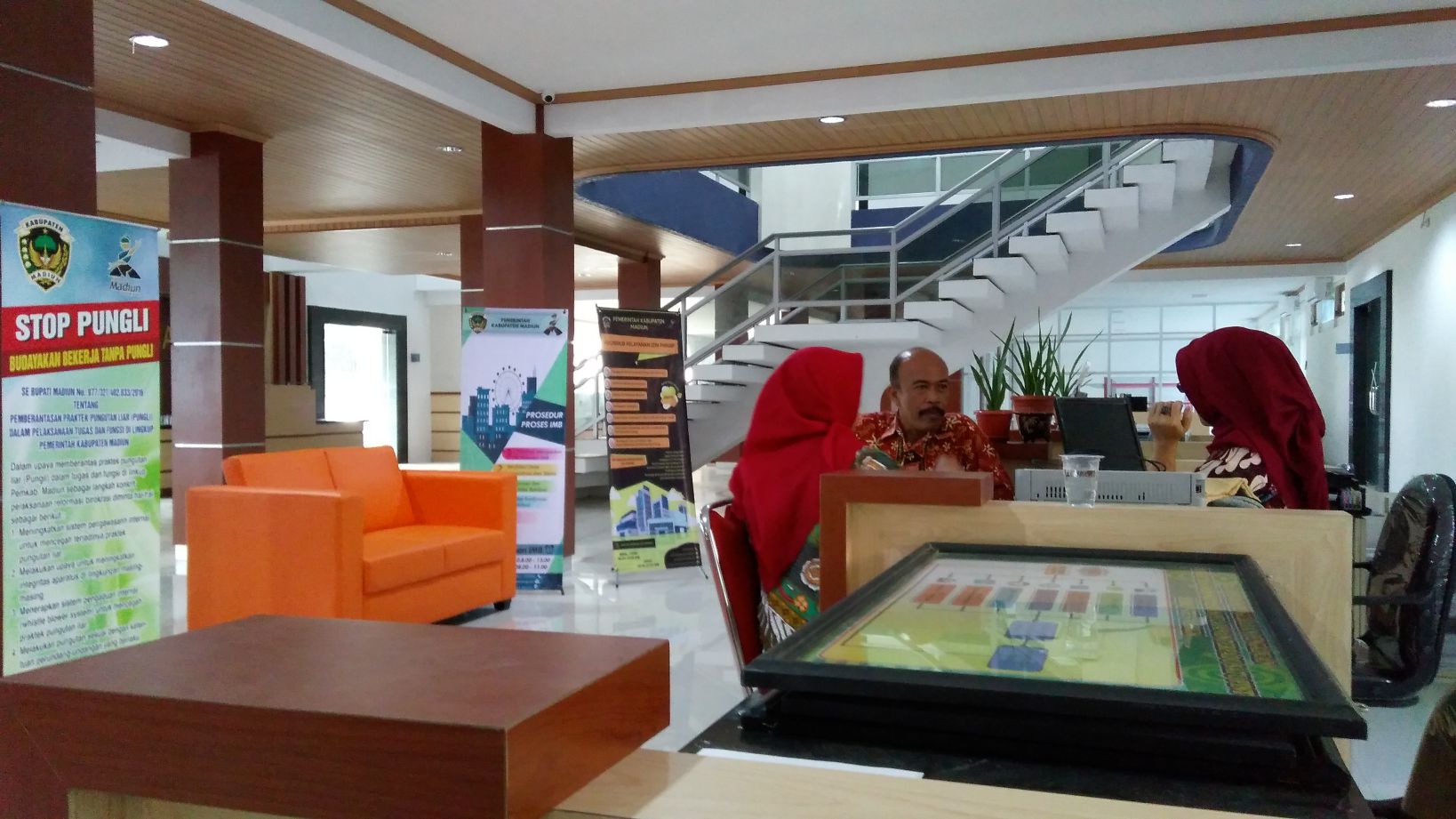 Pelayanan di dalam Gedung Mal Pelayanan Publik