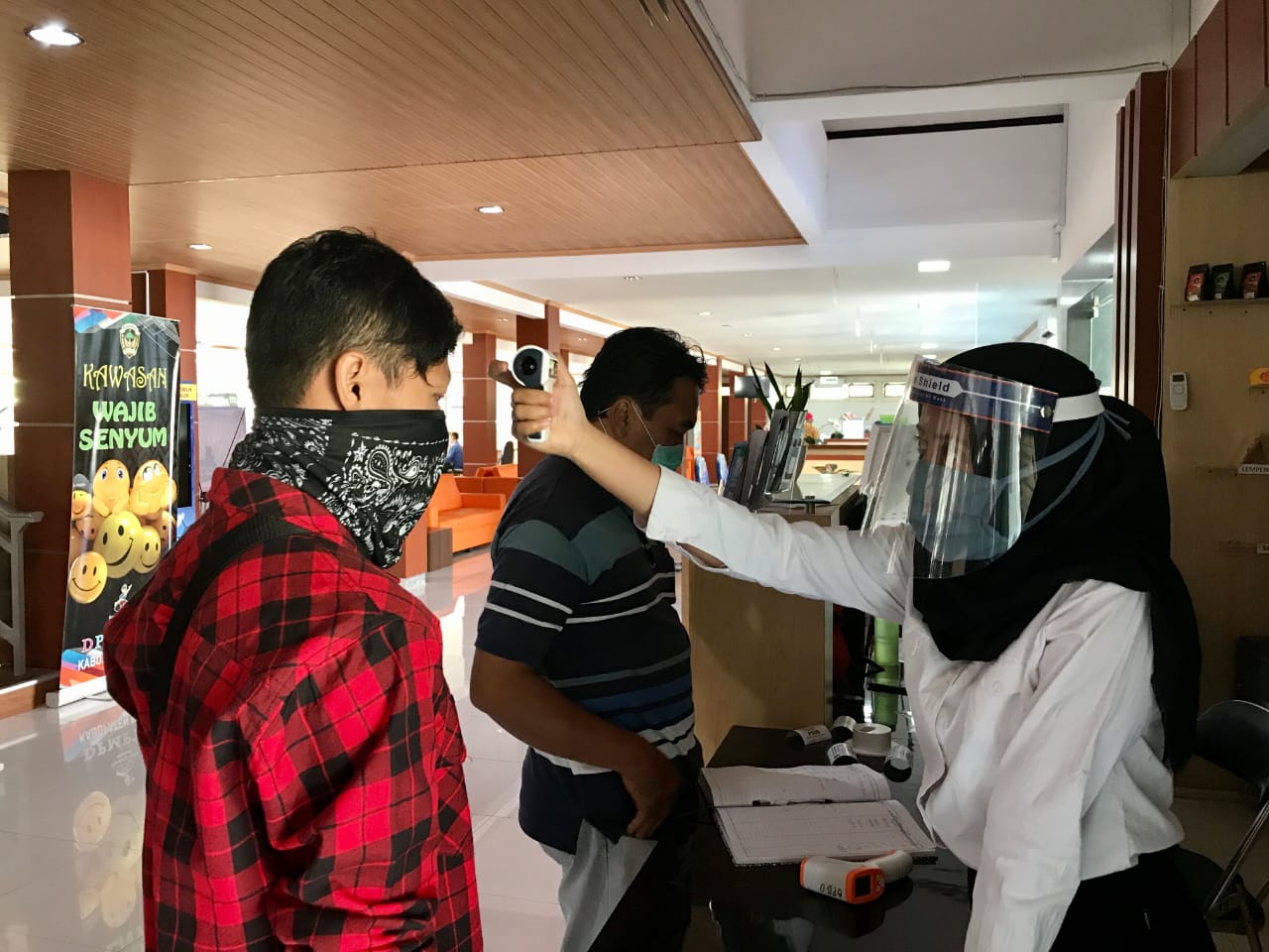 Pemeriksaan Suhu Tubuh Pengunjung Mall Pelayanan Publik
